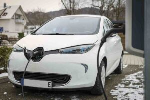 Auto elettrica in ricarica