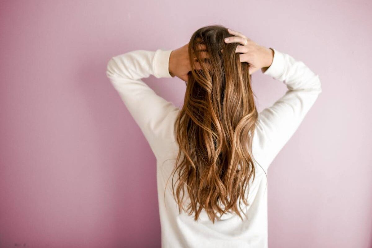 capelli lunghi di spalle